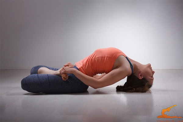 Tư thế con cá trong yoga giúp giảm căng thẳng lo lắng