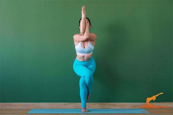 Yoga trị liệu cho người cao huyết áp tư thế đại bàng