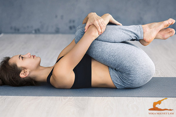 Bài tập 3: Bài tập nâng đầu gối ngang ngực